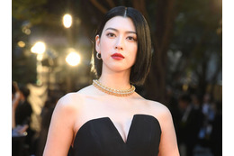 三吉彩花、胸元パックリなセクシードレス!東京国際映画祭に登場 画像