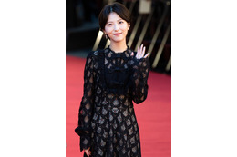 浜辺美波、神木隆之介と髪型がお揃いに!?TIFFレッドカーペットでのツーショット公開 画像