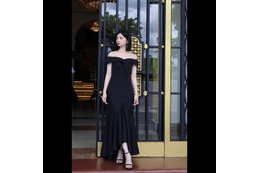桜田ひより、オフショルダーの黒ドレス姿で美しいデコルテ披露! 画像