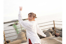 須田亜香里、SKE48卒業後初のフォトエッセイが発売前重版!海風に髪をなびかせる先行カットも解禁 画像