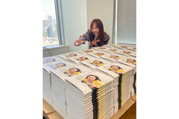 須田亜香里、重版フォトエッセイにサイン!「この日は800以上書いた」 画像