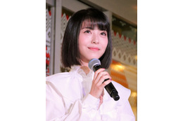 浜辺美波、『ゴジラ』撮影秘話「1両分の電車を作ってくださって…」 画像