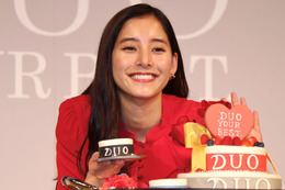 新木優子、真っ赤なドレスで会場を魅了…サプライズケーキに満面の笑み