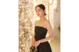 堀田真由、美しいデコルテあらわ!黒のロングドレス姿に反響 画像