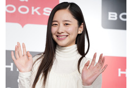 堀田真由、ミニスカ+ブーツコーデで『翔んで埼玉』アピール 画像