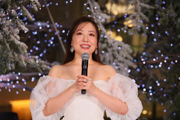 まるで雪の精！平原綾香、目を見張る純白ドレスでクリスマスイベントに登場