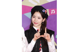 NiziU・MAYA、本当に21歳?圧倒的色気をまとったドレス姿を披露 画像