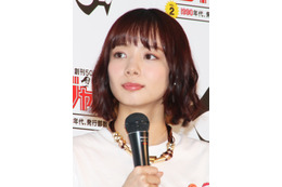 プロ雀士・岡田紗佳、ニットワンピからスラリ美脚を披露「見えちゃいますよ」「たまらんですわ」