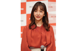 板野友美、ミニスカ+レースストッキングで美脚際立つ 画像