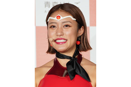 王林、網タイツ&ミニワンピで抜群のスタイル披露! 画像