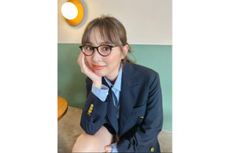 内田理央、ミニスカ黒メガネショットを公開 「めっちゃ似合う」と称賛の声 画像