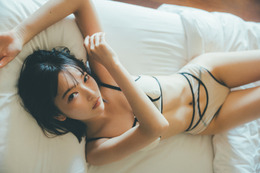 田中芽衣、水着姿でスレンダーなボディ披露 カレンダーブック発売 画像
