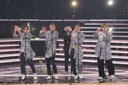 【NHK紅白】純烈、「NHKプラス」のQRコード衣装で登場!?酒井一圭「まわし者みたい」 画像