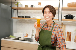 料理家・和田明日香が“宅飲み”開催!六角精児・YOUをおもてなし 画像