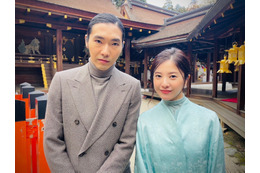 吉高由里子＆柄本佑、紫式部ゆかりの神社参拝でNHK大河ドラマ『光る君へ』に意気込み 画像