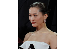 綾瀬はるかがワンピースタイプの水着姿を披露!ハワイで撮影したグラビアカット公開 画像