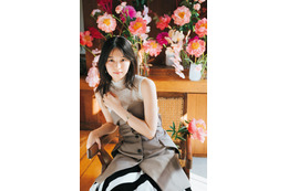 西野七瀬、可憐で清楚なグラビア披露 女優の風格見せる 画像