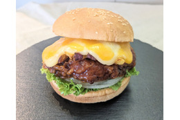 フレッシュネス初の韓国風!24日登場の「チーズタッカルビバーガー」をひと足先に実食! 画像