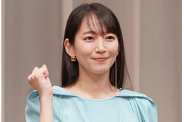 吉岡里帆、祝31歳！誕生日ケーキ眺めて頬緩める姿に祝福の声 画像