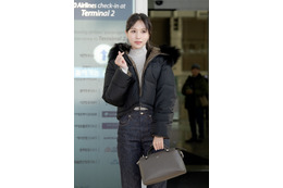TWICE・ミナ、フェンディのトータルルックを纏って登場! 画像