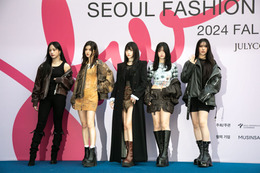 NewJeans、ミニボトムスで美脚披露！「2024 F/W ソウルファッションウィーク」のオープニングに出席 画像