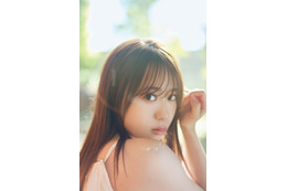 『ラブライブ!』声優・伊達さゆり、“美肩”覗かせて色っぽい表情…『FALSH』初登場で初表紙を飾る 画像
