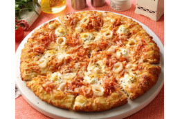 見た目も楽しい春色ピザ！ピザーラ「ボッタルガと桜海老のシーフードピザ」新発売 画像
