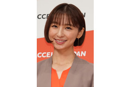 篠田麻里子、話題の鈴付き首輪を装着！ ノリノリのドラマオフショット公開