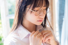 #よーよーよー・貝賀琴莉、優等生ルックの制服姿!水着姿で抜群のプロポーションも 画像