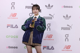 なえなの、ミニスカ美脚で登場!「スニーカーベストド レッサー賞」 画像