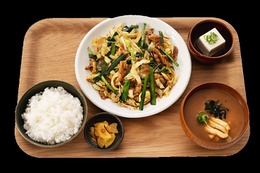 宮本むなし、大分名物ニラ豚定食を新発売 画像