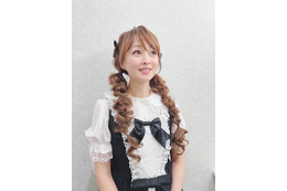「めっちゃかわいい!」渡辺美奈代のゆるふわツインテールとフリフリワンピが話題に 画像