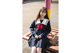 日向坂46・渡辺莉奈、中学卒業への期待と不安をのぞかせた制服グラビア 画像