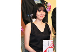 カウンターが似合う女！ 長澤まさみ、東京カレンダーに登場 画像