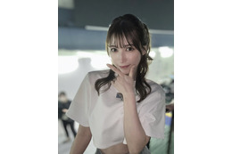 雪平莉左、お腹チラみせの「関コレ2024」オフショット写真に反響! 画像