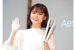 井口綾子、思わず見とれる美背中！大胆に開いた白ドレス姿披露 画像