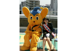 村重杏奈、一日警察署長で浅草の街をパトロール 交通安全もアピール 画像