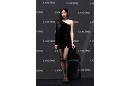LE SSERAFIM・カズハ、ミニ丈ドレスで脚線美を披露!モデルを務める「LANCOME」イベントに出席 画像