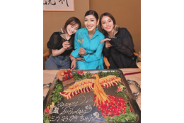 田中みな実&滝沢カレン、アンミカの誕生日を祝福!驚きのバースデープレート公開 画像