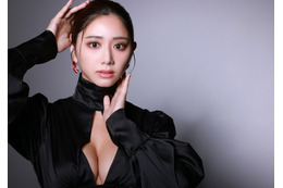 斎藤恭代のデジタル写真集、配信スタート! 9頭身美ボディが映えるセクシーカットの数々 画像