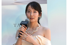 吉岡里帆、 肩出しホワイトドレスショット多数公開「美しすぎる」