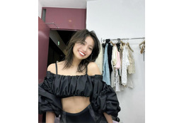 大原優乃、ウエスト&美肩ちらりな肌見せオフショがかわいい! 画像
