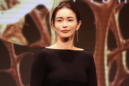 これぞ大人の色気!長谷川京子、ヘルシーボディあらわなリゾートコレクション公開 画像