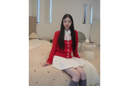 堀未央奈、ハイソックスに白のプリーツスカートが似合いすぎ！