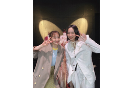 のん、ももいろクローバーZ・百田夏菜子との仲良しピースショット公開　 画像