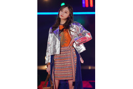 乃木坂46・梅澤美波、色白な美脚すらり!膝上ワンピ姿の『マガジン』オフショット公開 画像