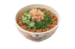 すき家、ねばとろ食感でさっぱりな「めかぶオクラ牛丼」発売 画像