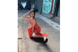 相楽伊織、1st写真集から胸元チラリのオレンジドレスショット公開