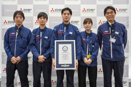 「ルービックキューブ」のギネス記録は0.305秒!三菱電機のロボットが達成 画像