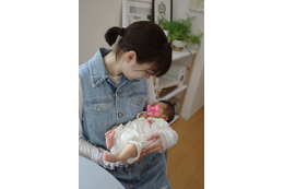 のん、赤ちゃんを優しく抱っこする姿にファンほっこり「天使が天使を抱いている」「本当のママみたい」 画像